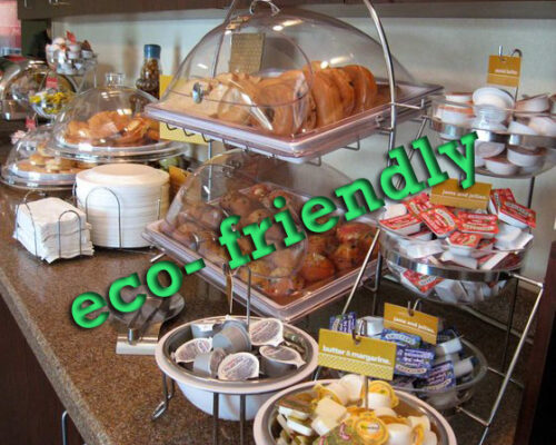 Blick auf ein Büffet, das mit in plastikverpackten Lebensmitteln übersät ist