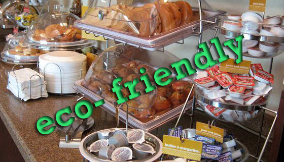 Blick auf ein Büffet, das mit in plastikverpackten Lebensmitteln übersät ist