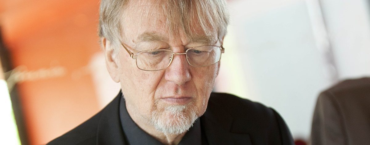 Grauhaariger Mann mit freundlichem Gesicht und Brille