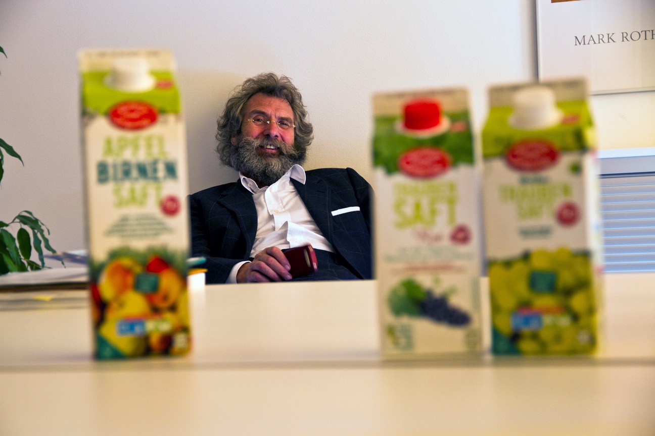 Bärtiger Mann lächelt in Kamera