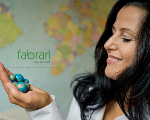 Dunkelhaarige hübsche Frau