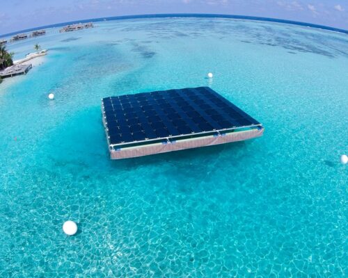 Schwimmende Photovoltaik in türkisfarbenem Wasser