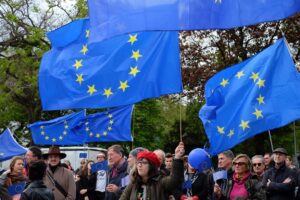Viele Europafahnen werden von Menschen hochgehalten