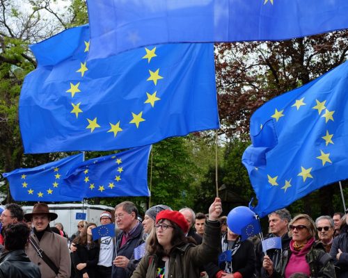 Viele Europafahnen werden von Menschen hochgehalten