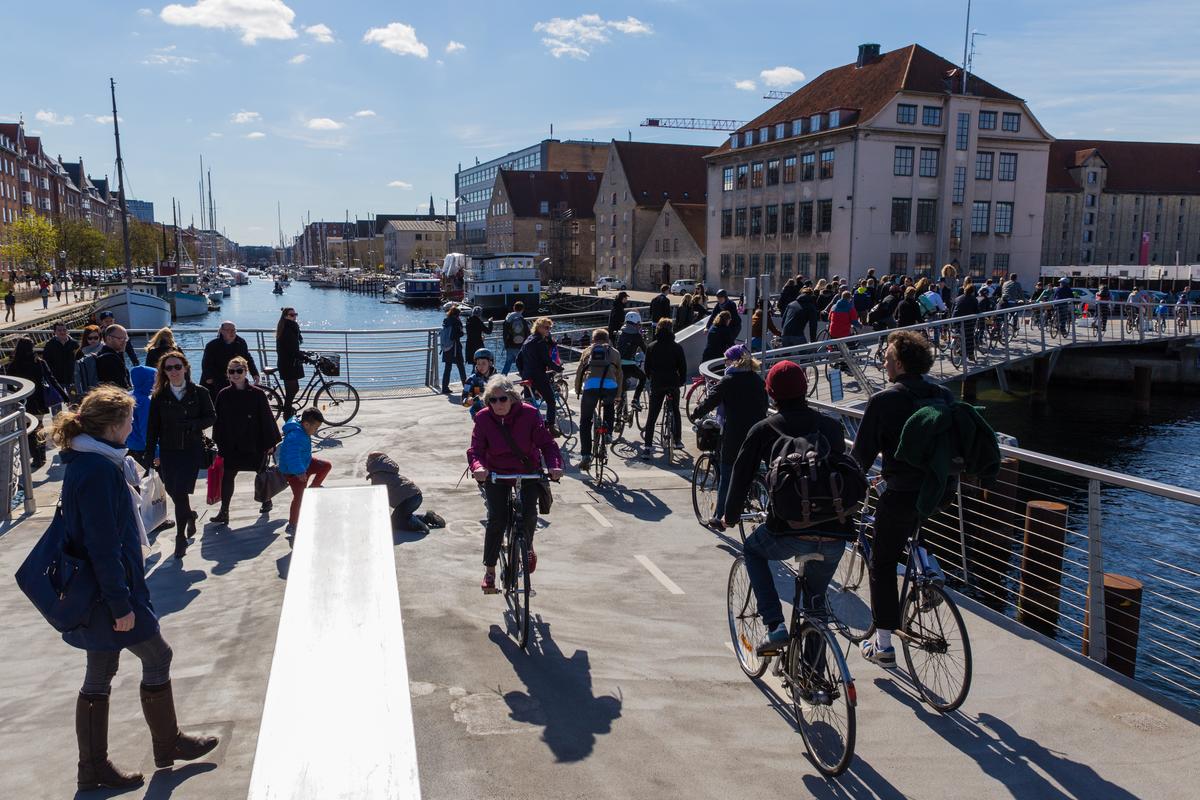Viele Menschen fahren mit dem Fahrrad durch eine Stadt