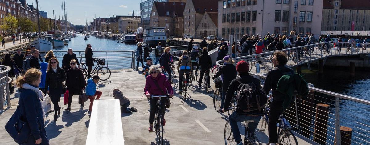 Viele Menschen fahren mit dem Fahrrad durch eine Stadt