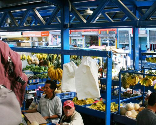 Markt unter Wellblechkonstrukt mit tropischen Früchten