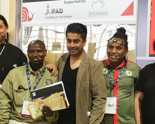 Menschen verschiedener Ethnien stehen nebeneinander