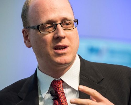 Mann mit Brille und Glatze spricht