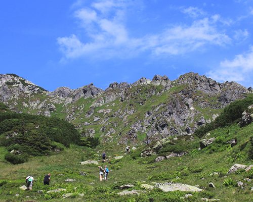 Mehrere Menschen besteigen einen Berg