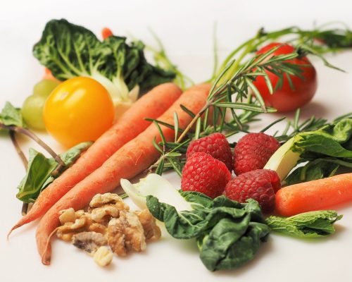 Das Bild zeigt verschiedene Gemüsesorten, wie Karotten, Tomaten, Mangold
