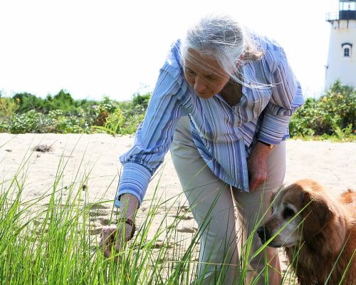 Jane Goodall mit Hund am Strand
