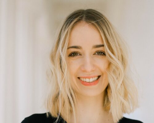 Portraitfoto von Journalistin Verena Mischitz