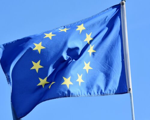 Blaue Fahne mit gelben Sternen