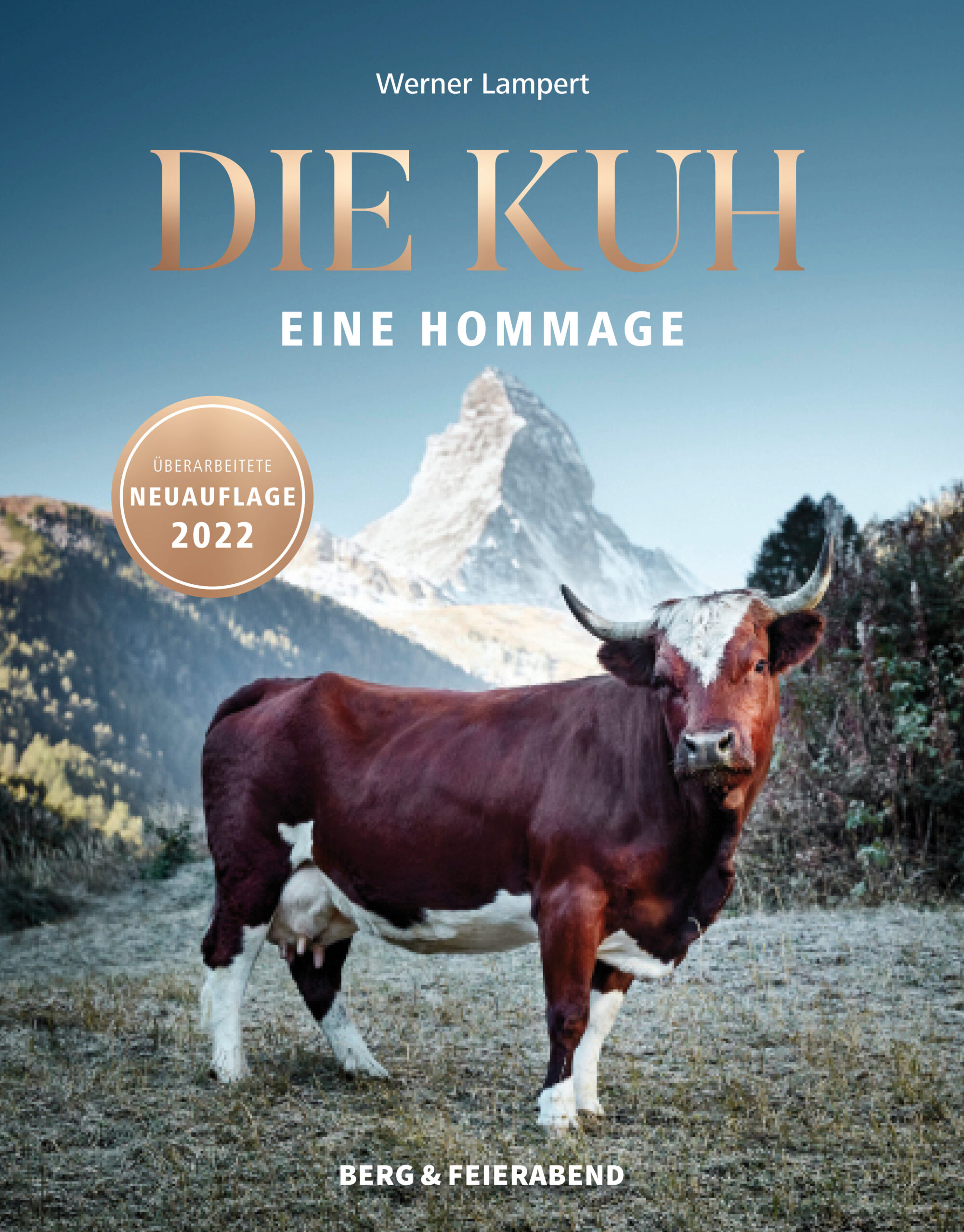 Eine braun weiße Kuh auf dem Cover eines Buches und im Hintergrund das Matterhorn