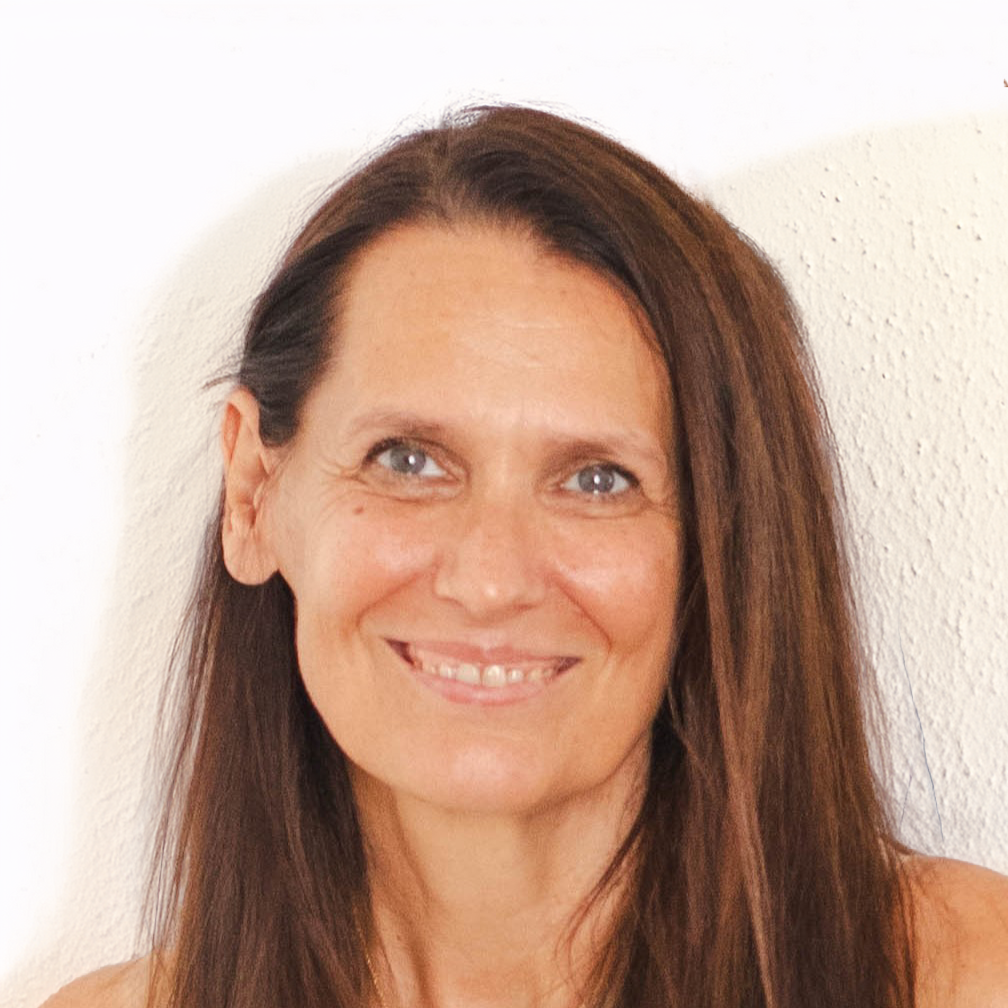 Porträt einer lächelnden Frau mit langen braunen Haaren