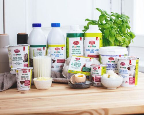 Verpackte Lebensmittel auf Tisch