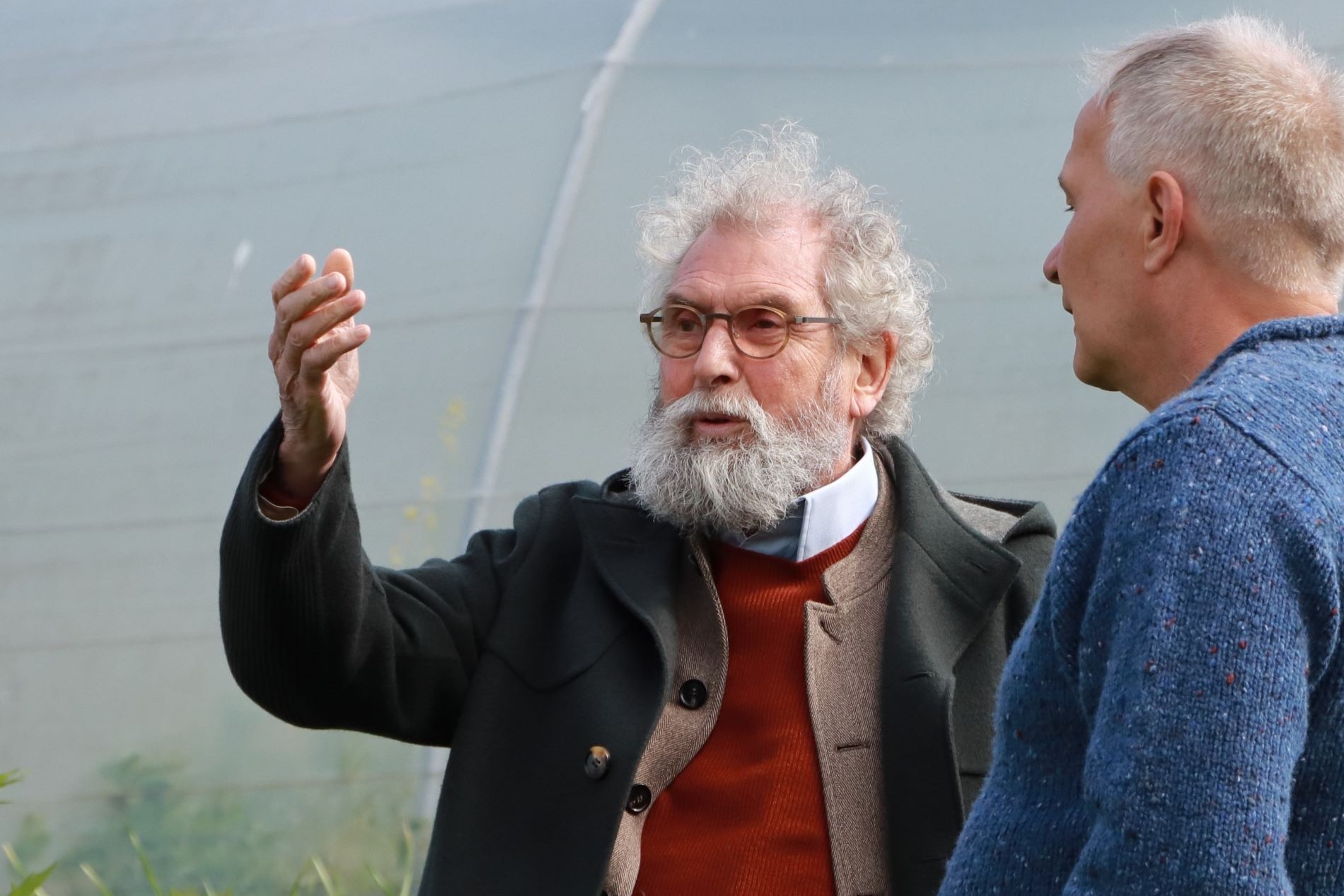 Mann mit Bart spricht